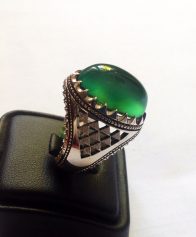انگشتر عقیق سبز کهنه نهایت طبع و رنگ و اصالت پایه فدیوم مدل تمام شبکه با مهر ( تهران محک )