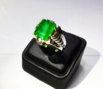 انگشتر دست ساز زمرد بسیار زیبا و پرتلالو با رکاب هلالی استاد کریمی کد PJ-4 - تصویر 2