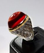 انگشتر عقیق سه پوست سرخ استثنایی و بی همتا با رکاب مدل بی عیب و نقص رولکسی با گوارسه های طلا کد A-39
