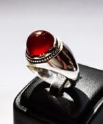 انگشتر عقیق سرخ یمنی کهنه پایه فدیوم مدل فیلی با گوارسه های طلا با مهر تهران محک کد A-47