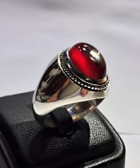 انگشتر عقیق سرخ یمنی کهنه بسیار آبدار پایه فدیوم مدل فیلی با مهر( تهران محک )