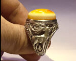 انگشتر عقیق سه پوست کهنه پایه نقره دست ساز قلم استاد حمید جنگی کد  A-77 - تصویر 4