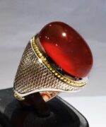 انگشتر عقیق سرخ یمنی کهنه درشت و قواره دار طوق دار با طوق های منظم پایه فدیوم مدل حصیری و گ‌وارسه های طلا با مهر تهران رسول کد  A-120