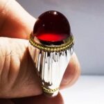 انگشتر عقیق سرخ یمنی کهنه نهایت طبع و رنگ پایه فدیوم مدل شیاری اثر استاد مهدی جدی کد  A-136 - تصویر 3