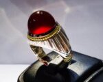انگشتر عقیق سرخ یمنی کهنه نهایت طبع و رنگ پایه فدیوم مدل شیاری اثر استاد مهدی جدی کد  A-136 - تصویر 4