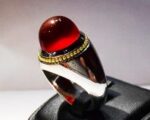 انگشتر عقيق سرخ يمنی كهنه كلاهدار و طوقدار بسیار كهنه و با اصالت با پايه فديوم و گوارسه های طلا مدل عرب کد A-134 - تصویر 2