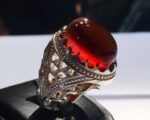 انگشتر عقیق سرخ یمنی کهنه کلاهدار بسیار آبدار پایه فدیوم با مهر نقره سازان کد  A-138 - تصویر 3
