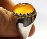 انگشتر عقیق زرد یمنی کهنه بسیار آبدار با طبعی استثنایی پایه فدیوم با گوارسه های طلا با مهر تهران محک کد A-178 - تصویر 5