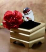 انگشتر عقیق سرخ یمنی کهنه نهایت طبع و رنگ و اصالت بسیار ابدار پایه فدیوم مدل فیلی اثر استاد مهرداد غلامرضا