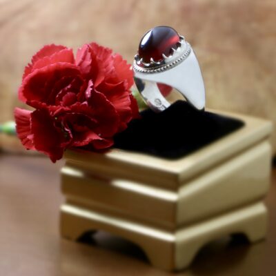 انگشتر عقیق سرخ یمنی کهنه نهایت طبع و رنگ و اصالت بسیار ابدار پایه فدیوم مدل فیلی اثر استاد مهرداد غلامرضا