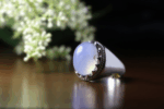 انگشتر عقیق کبود یمنی کهنه تراشدار قطعی پایه فدیوم اثر استاد مهرداد غلامرضا