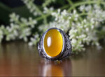 انگشتر عقیق زرد یمنی کهنه با پایه فدیوم قلم زنی شده دست ساز کد A-218 - تصویر 2