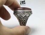 انگشتر عقیق سرخ کبدی درشت تراشدار قطعی پایه فدیوم دست ساز با قلم زنی دستی  کد A-267 - تصویر 2
