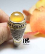 انگشتر عقیق زرد یمنی کهنه نهایت طبع و رنگ و اصالت بسیار آبدار طوق دار کلاهدار پایه فدیوم مدل دور شبکه حصیری  کد A-281