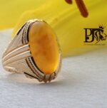 انگشتر عقیق زرد یمنی کهنه پایه تمام طلای دست ساز اثر استاد مهرداد غلامرضا  کد A-285
