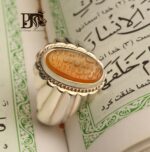 انگشتر عقیق زرد یمنی تراشدار ثبتی حکاکی ماشاالله کبیر مربوط به دوره صفویه پایه فدیوم اثر استاد مهرداد غلامرضا  کد EGR-49 - تصویر 3
