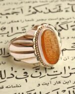 انگشتر عقیق زرد یمنی تراشدار ثبتی حکاکی ماشاالله کبیر مربوط به دوره صفویه پایه فدیوم اثر استاد مهرداد غلامرضا