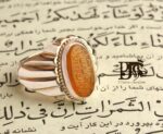 انگشتر عقیق زرد یمنی تراشدار ثبتی حکاکی ماشاالله کبیر مربوط به دوره صفویه پایه فدیوم اثر استاد مهرداد غلامرضا  کد EGR-49 - تصویر 2