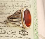 انگشتر عقیق سرخ خطی دوره صفوی با ذکر و من یتق الله با پایه فدیوم مدل سوپر ستونی کد EGR-48 - تصویر 2