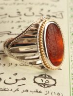 انگشتر عقیق سرخ خطی دوره صفوی با ذکر و من یتق الله با پایه فدیوم مدل سوپر ستونی