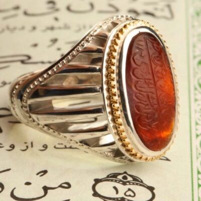 انگشتر عقیق سرخ خطی دوره صفوی با ذکر و من یتق الله با پایه فدیوم مدل سوپر ستونی