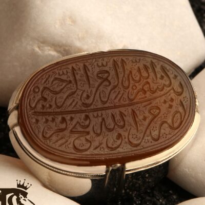 انگشتر عقیق جز یمنی کهنه حکاکی فوق ممتاز ( ثلث ریحان ) مربوط به (دوره صفویه )ذکر زیبای ( بسم الله الرحمن الرحیم نصر من الله و فتح قریب) با پایه فدیوم مدل فیلی تک ناخن اثر استاد( مهرداد غلامرضا )کد EGR-56