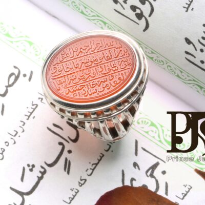 انگشتر عقیق خطی حکاکی سوره فلق بر روی عقیق یمنی پایه فدیوم مدل تمام شبکه با ساختی بینظیر و بی نقص اثر استاد مهرداد غلامرضا