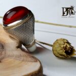 انگشتر عقیق سرخ یمنی کهنه پایه فیلی استاد مهرداد غلامرضا قلم زیبا تماما کار دست  کد A-326
