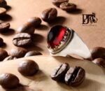انگشتر عقیق سرخ یمنی کهنه نهایت طبع و رنگ و اصالت کلاهدار طوق دار پایه فدیوم مدل فیلی دور یو اثر استاد مهرداد غلامرضا  کد A-327 - تصویر 2