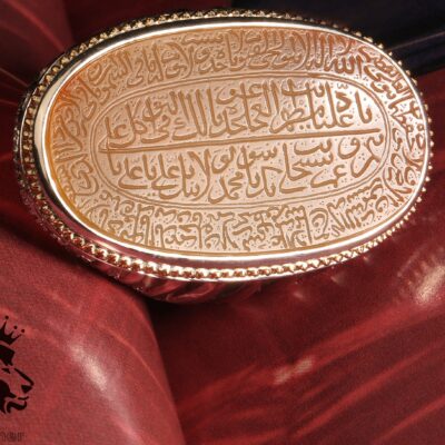 انگشتر عقیق پرتقالی یمنی خطی کهنه مربوط به دوران صفوی ثلث ریحان پایه فدیوم دست ساز مدل سوپر ستونی