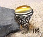 انگشتر عقیق زرد یمنی کهنه پایه فدیوم دست ساز و قلم زنی دستی کد A-359 - تصویر 3