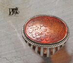 انگشتر عقیق سرخ یمنی کهنه حکاکی ممتاز ( و من یتق الله ) پشت کاس پایه فدیوم مدل سوپر ستونی اثر استاد ( مهرداد غلامرضا )