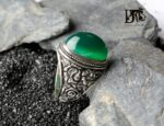 انگشتر عقیق سبز کهنه کاملا طبیعی پایه فدیوم مدل فیلی قلم دست با مهر تهران محک  کد A-366 - تصویر 4