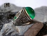 انگشتر عقیق سبز کهنه کاملا طبیعی پایه فدیوم مدل فیلی قلم دست با مهر تهران محک  کد A-366 - تصویر 2