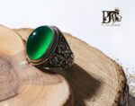 انگشتر عقیق سبز کهنه کاملا طبیعی پایه فدیوم مدل فیلی قلم دست با مهر تهران محک  کد A-366 - تصویر 3