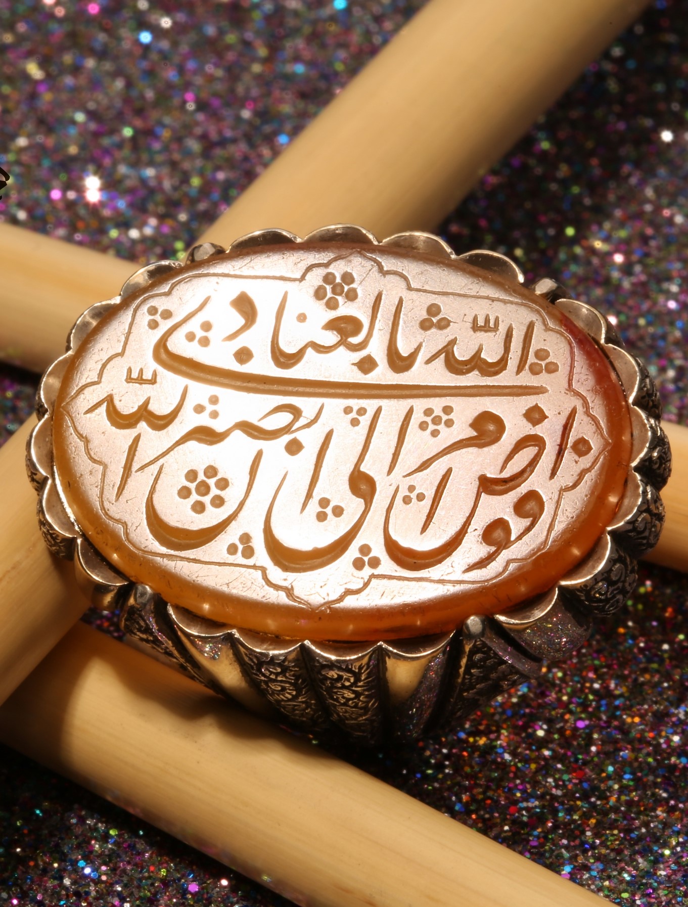 انگشتر عقیق خطی کهنه قاجاری ذکر افوض امری الی الله ان الله بصیر بالعباد پایه نقره دست ساز مدل 4 اشک انگشتر عقیق خطی کهنه قاجاری ذکر افوض امری الی الله ان الله بصیر بالعباد پایه نقره دست ساز مدل 4 اشک