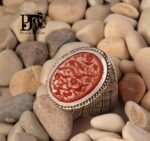 انگشتر عقیق سرخ خطی کهنه قاجاری ذکر زیبا و کمیاب با حیدر کرار پایه فدیوم مدل حصیری اثر استاد مهرداد غلامرضا کد EGR-96 - تصویر 2