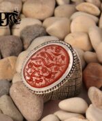 انگشتر عقیق سرخ خطی کهنه قاجاری ذکر زیبا و کمیاب با حیدر کرار پایه فدیوم مدل حصیری اثر استاد مهرداد غلامرضا