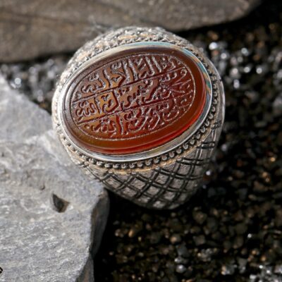 انگشتر عقیق سرخ یمنی خطی تیزابی ذکر شهادتین سن و سال دار پایه فدیوم مدل رولکسی حصیری اثر استاد مهرداد غلامرضا