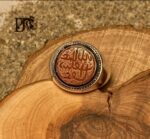 انگشتر عقیق یمنی خطی کهنه ذکر زیبای عفا الله اما سلف پایه فدیوم مدل فیلی اثر استاد مهرداد غلامرضا کد EGR-106 - تصویر 2