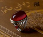 انگشتر عقیق سرخ یمنی کهنه نهایت طبع و رنگ بسیار آبدار پایه فدیوم مدل ستونی ترکیبی اثر استاد مهرداد غلامرضا کد A-395 - تصویر 3