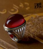 انگشتر عقیق سرخ یمنی کهنه نهایت طبع و رنگ بسیار آبدار پایه فدیوم مدل ستونی ترکیبی اثر استاد مهرداد غلامرضا