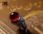 انگشتر عقیق سرخ یمنی کهنه طوق دار بسیار آبدار پایه فدیوم مدل فیلی با مهر استاد مهدی جدی قلم دست استاد دلیخون کد A-396 - تصویر 4
