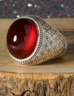 انگشتر عقیق سرخ یمنی کهنه پایه (فدیوم) استاد ((حاج حسین جدی)) مدلی خاص رولکسی حصیری و لیمیتد (مهر بیضی)کد A-425