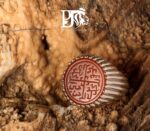 انگشتر عقیق یمنی خطی کهنه نهایت با خط بینظیر و بکر ذکر ۱۲ امام مربوط به دوره تیموری و پایه فدیوم دست ساز بی نقص اثر استاد مهرداد غلامرضا کد EGR-116 - تصویر 2
