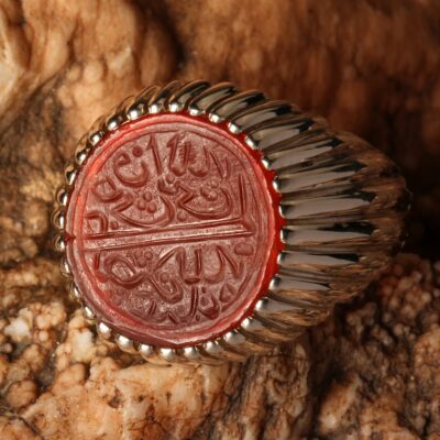 انگشتر عقیق خطی کهنه مهر زیبا مربوط به دوره تیموری با قدمت ۸۰۰ ساله پایه فدیوم مدل ریز دندان اثری خاص از استاد مهرداد غلامرضا