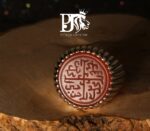 انگشتر عقیق یمنی خطی کهنه نهایت با خط بینظیر و بکر ذکر ۱۲ امام مربوط به دوره تیموری و پایه فدیوم دست ساز بی نقص اثر استاد مهرداد غلامرضا کد EGR-116 - تصویر 4