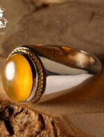 انگشتر عقیق زرد یمنی کهنه بینهایت آبدار و پر تلالو پایه فدیوم مدل ۸ ضلعی با ساختی هنری و کم نظیر اثر استاد مهرداد غلامرضا