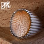انگشتر کلکسیونی عقیق زرد یمنی حکاکی برجسته فوق ممتاز (کوپال صفوی) دکر شهادتین با قدمت حدودا ۵۰۰ سال کد EGR-215 - تصویر 4