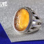 انگشتر عقیق زرد یمنی کهنه خطی حکاکی ممتاز مربوط به ((دوره صفوی)) ذکر زیبای (یا صادق الوعد) با شناسنامه اصالت (جواد جدی) کد EGR-221 - تصویر 2